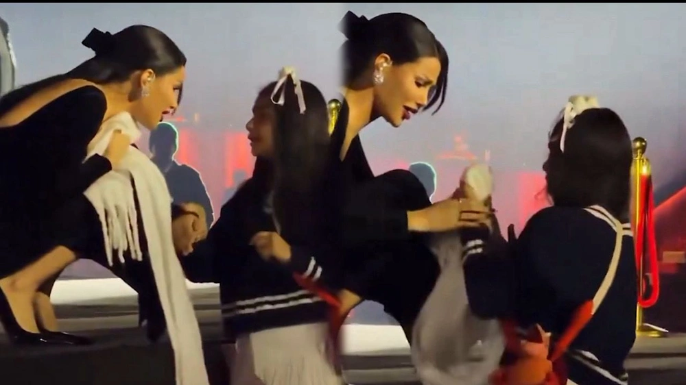 لطافة أميمة طالب مع طفله بعد أن أهدتها وشاحًا وسط البرد ..فيديو