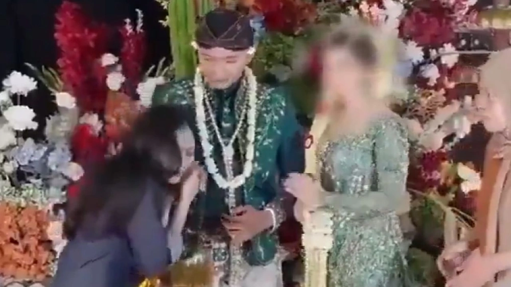 لحظة اشتباك العروس مع الحبيبة السابقة للعريس بعد محاولتها تقبيل يده .. فيديو