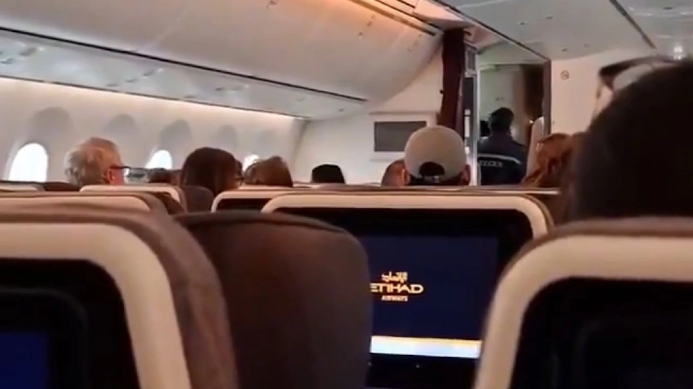 لحظة القبض على لص أثناء سرقته ركابًا في رحلة طيران.. فيديو