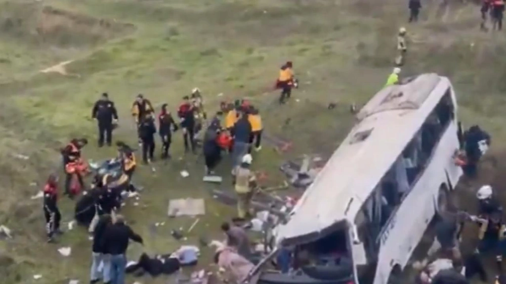 سقوط حافلة في إسطنبول ومصرع 5 أشخاص في مشهد مروع .. فيديو