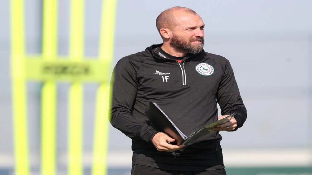 الاتفاق يتعاقد مع المدرب يان فوستر