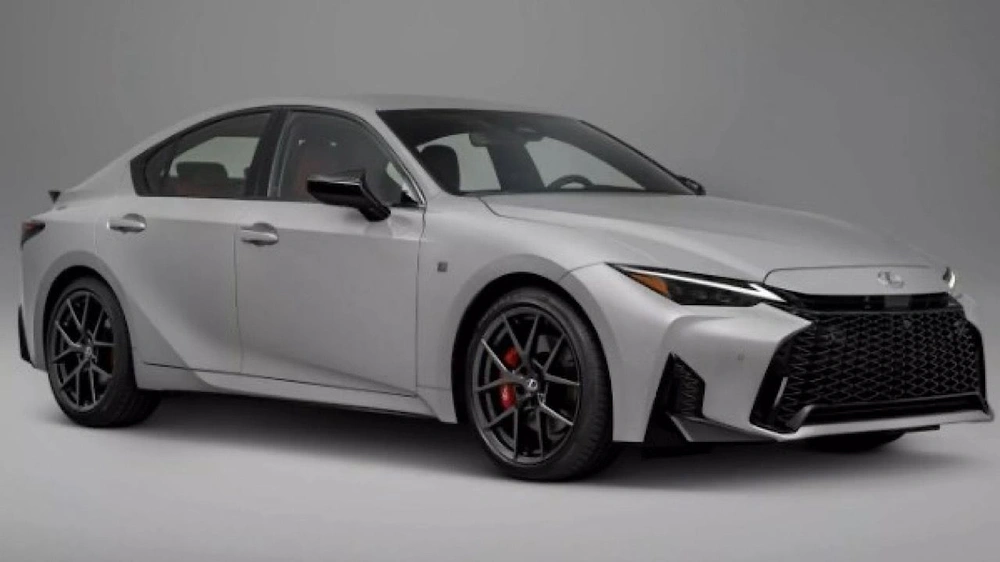 لكزس تكشف عن IS موديل 2026 بتصميم رياضي