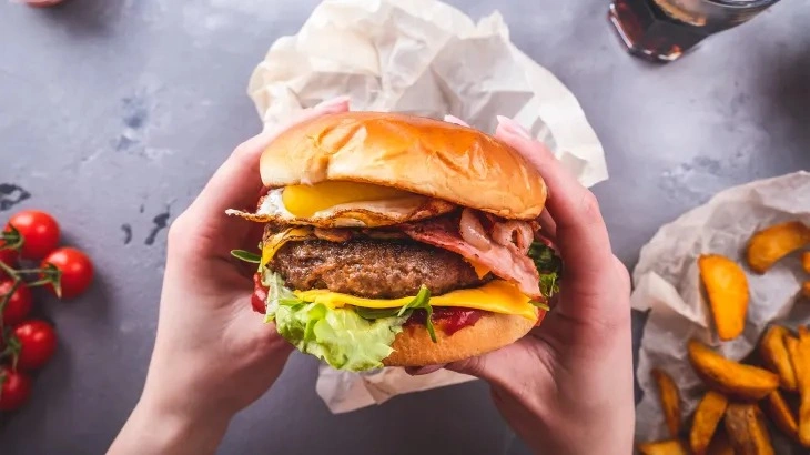 مختص يحذر من مخاطر الأكل السريع ..فيديو