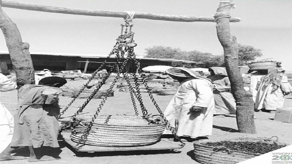 لقطة تاريخية لسوق التمور في بريدة قبل نصف قرن.. صور