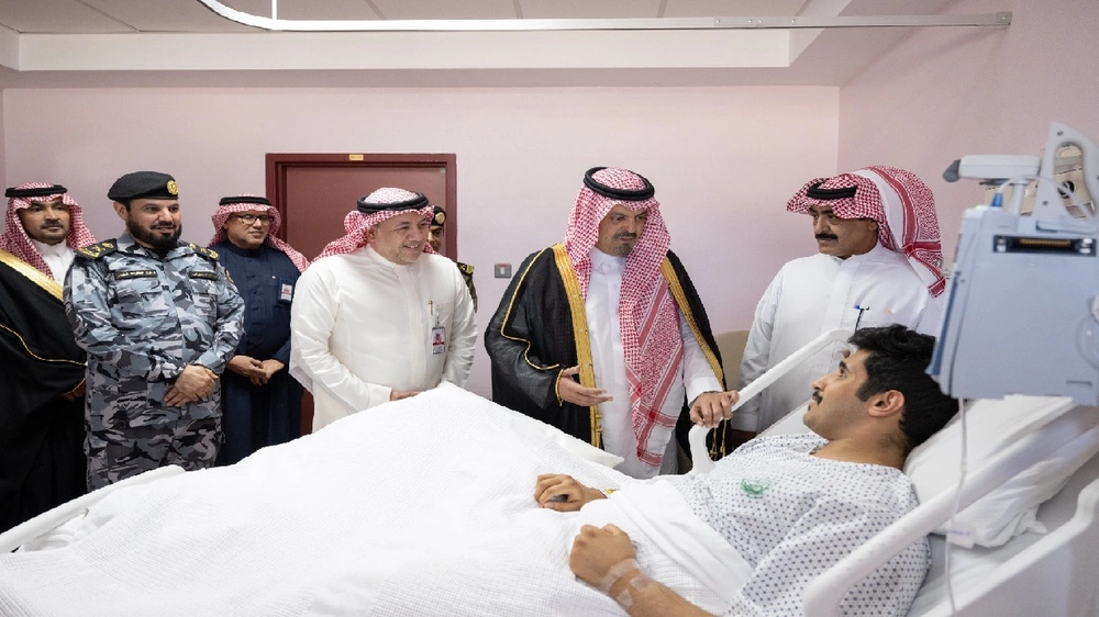 نائب أمير مكة يزور الجندي ريان بعد إصابته في المسجد الحرام