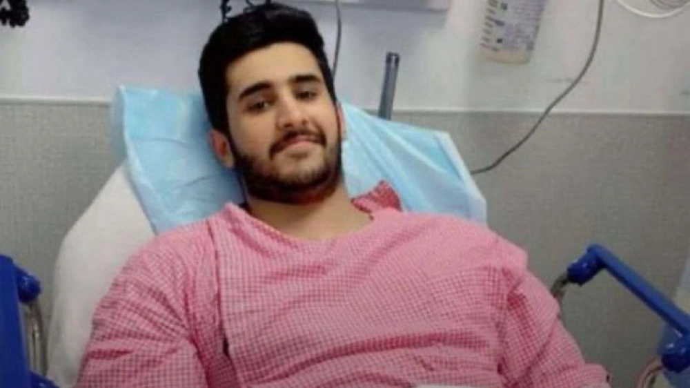 صورة رجل الأمن وهو يتلقى العلاج بعد انقاذه شخصا ألقى نفسه من صحن المطاف