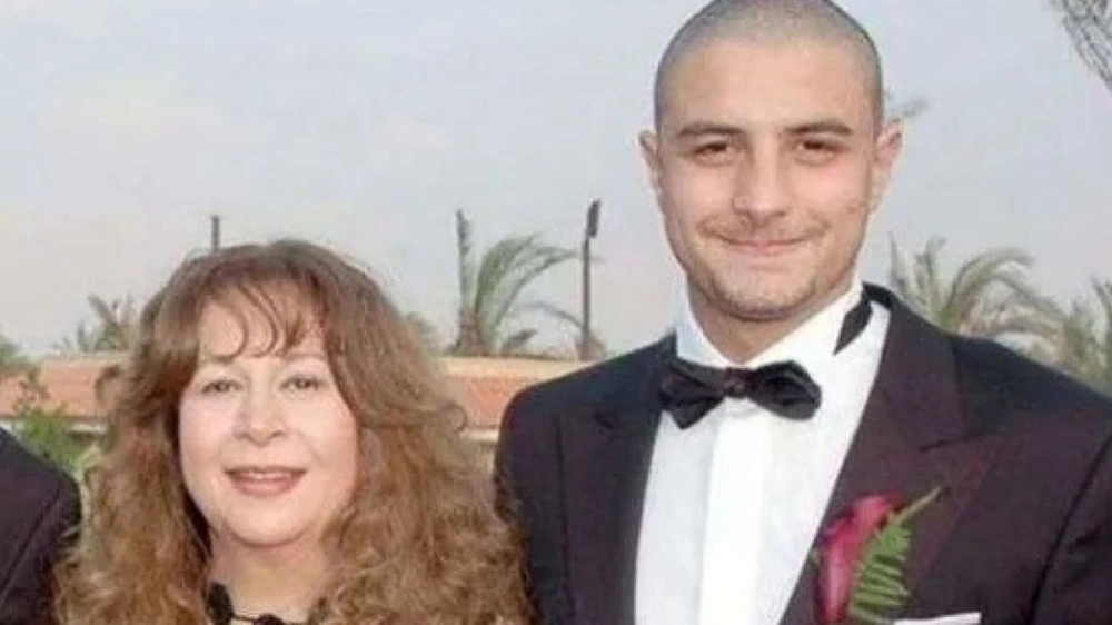 انفعال أحمد الفيشاوي مع مصور في عزاء والدته.. صور