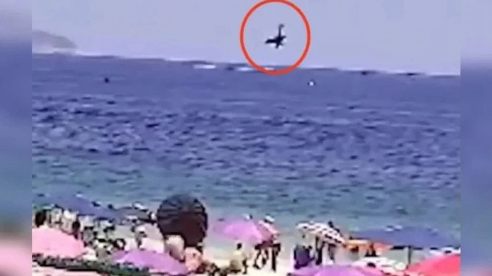 مصرع طيار سقطت طائرته في البحر بأول مهمة له.. فيديو