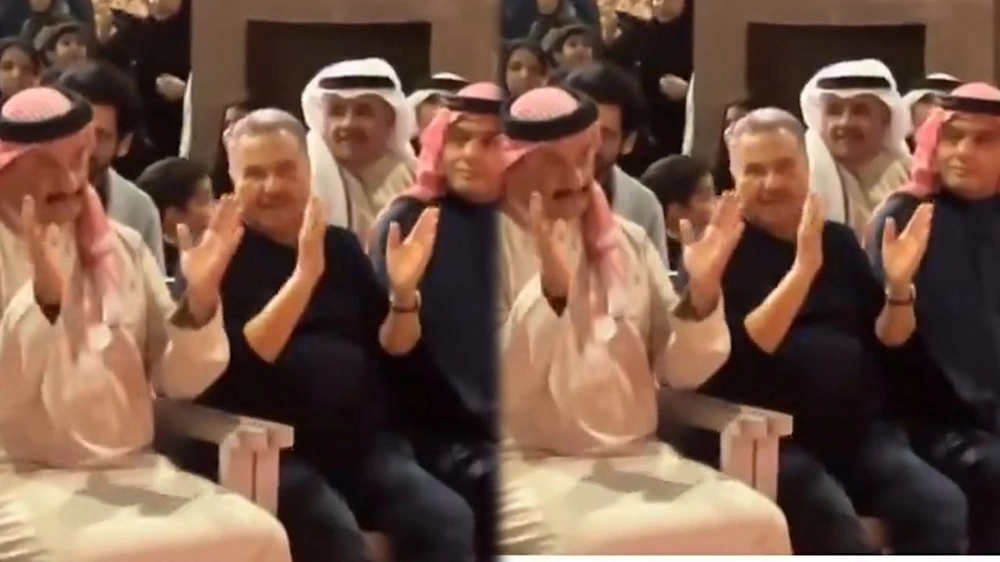 محمد عبده خلال حضوره حفل لفرقة قلالي للفنون الشعبية في البحرين..فيديو