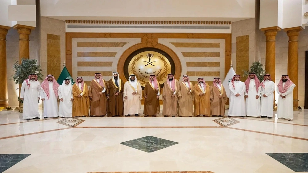 نائب أمير مكة يسلّم وثائق تملّك الوحدات السكنية للمستفيدين من تبرع ولي العهد