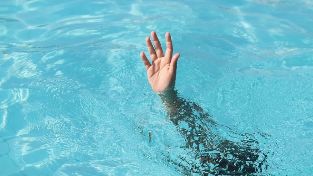 إنقاذ طفل من الغرق أثناء ممارسة السباحة بمحافظة ينبع