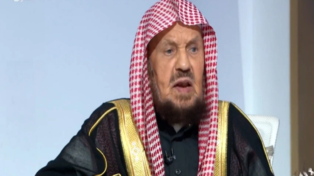 الشيخ المنيع : لا يجوز للمرأة البقاء في بيت زوجها إذا طلقها للمرة الثالثة.. فيديو