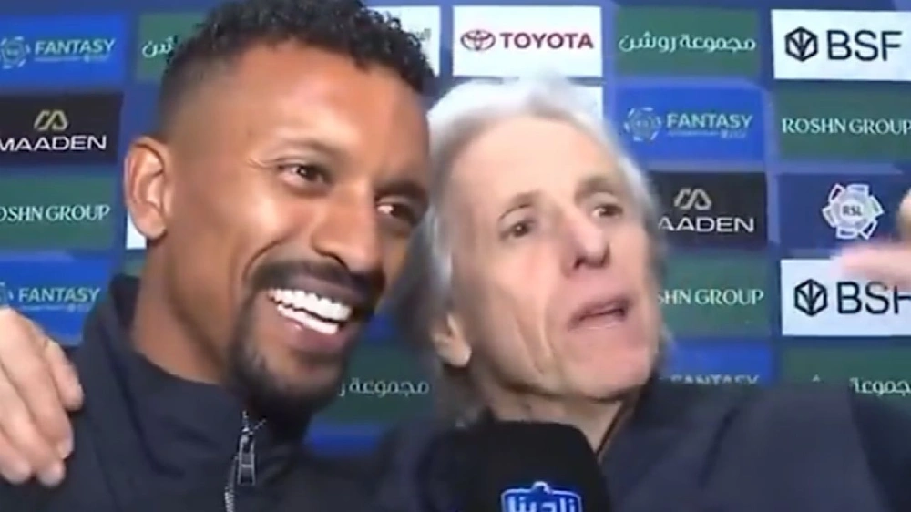 جيسوس يقتحم مقابلة ناني مازحًا: سأجلبه لفريقي.. فيديو