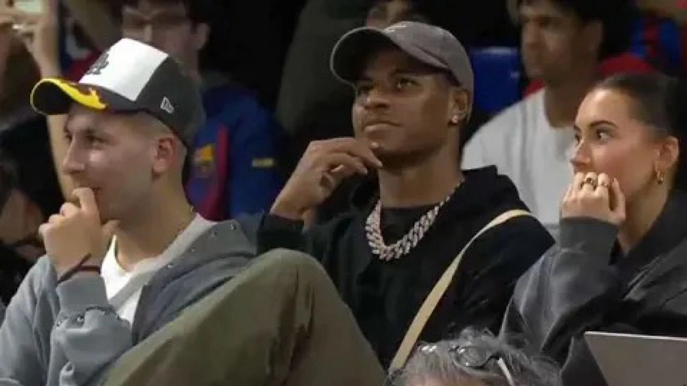 نجم برشلونة يتعرض لموقف محرج بسبب صديقة راشفورد .. فيديو