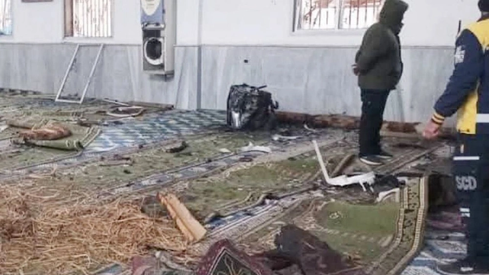 انفجار في مسجد بحمص يخلف 5 قتلى و21 مصاباً..فيديو