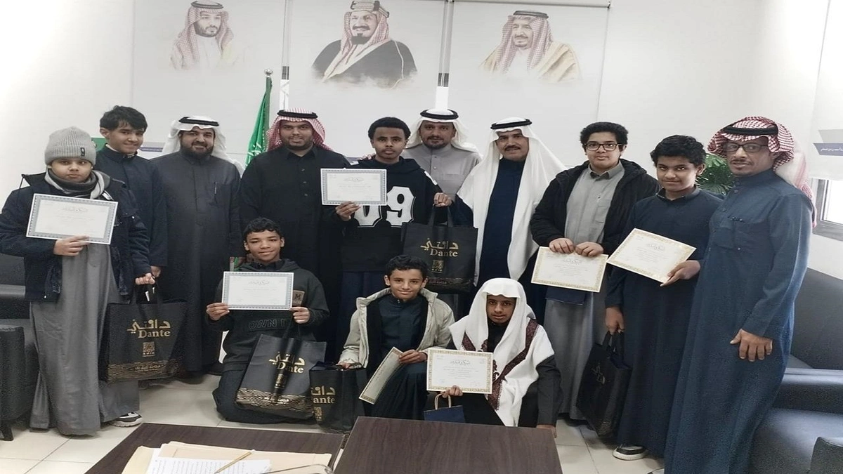 مدرسة واثلة بن الخطاب المتوسطة تكرم نخبة من طلابها..صور