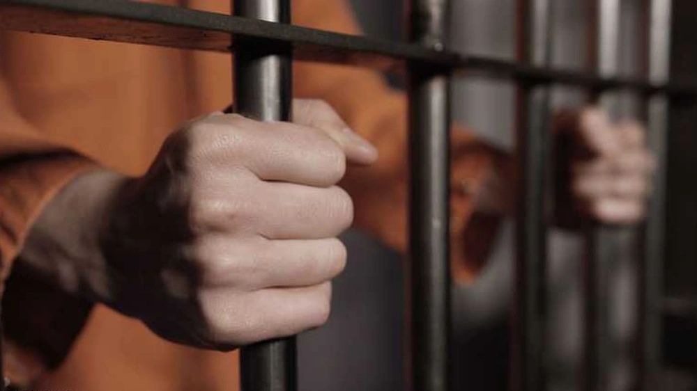 السجن لشاب شهر بحبيبته السابقة على مواقع التواصل