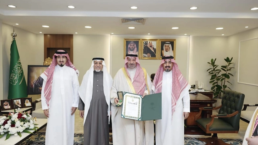 أمير نجران يسلم وسام الملك عبدالعزيز لمواطن تبرع لوالده بكليته .. صور