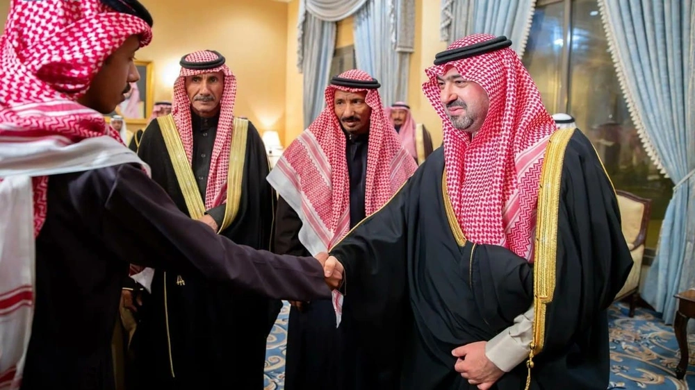 نائب أمير تبوك يستقبل المواطن زايد العطوي المتنازل عن قاتل ابنه