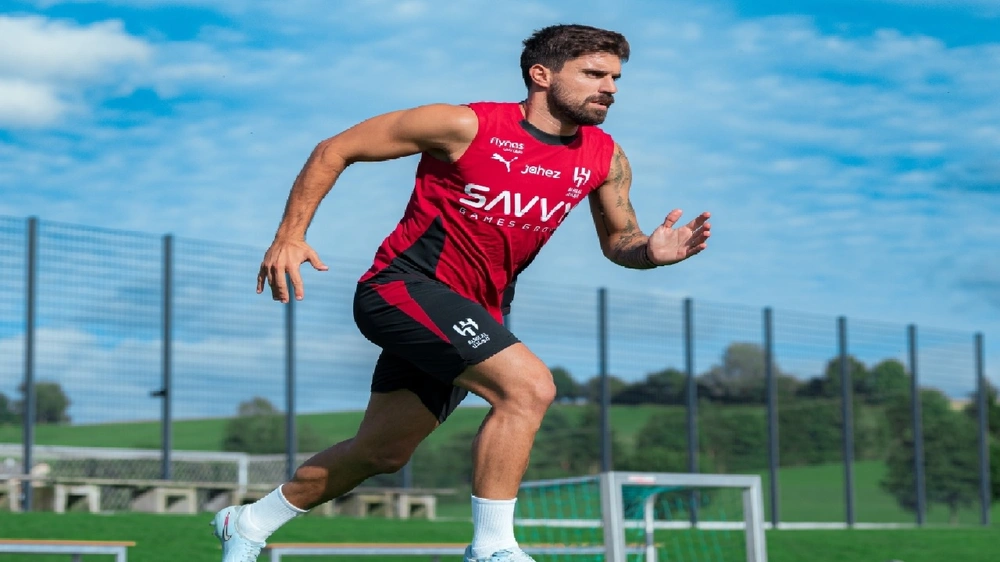 زوجة نيفيز تشعل الجدل بشأن التجديد مع الهلال