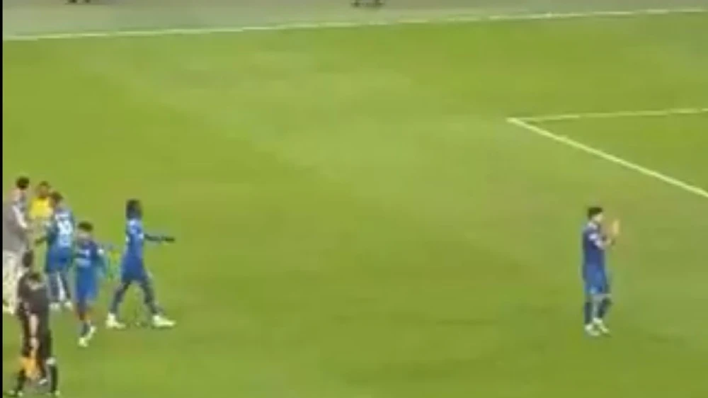 احتفال لاعبي الهلال مع الجماهير بعد الفوز .. فيديو