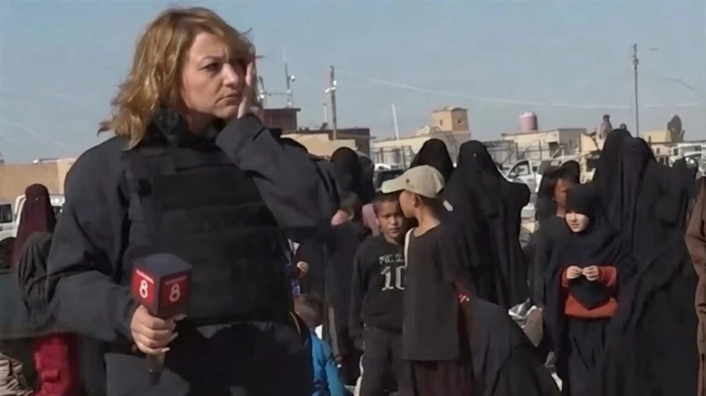 مراسلة تلفزيونية تتعرض لاعتداء في مخيم الهول بسوريا.. فيديو