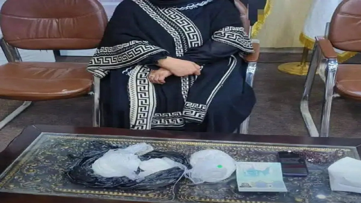 القبض على سيدة أخفت مخدرات بحذائها