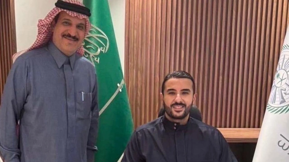 وزير الدفاع يلتقي اللواء محمد القحطاني بعد عودته من اليمن .. صورة