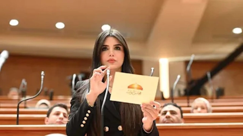 نائبة مصرية تثير ضجة على مواقع التواصل بجمالها اللافت أثناء أداء اليمين  .. صور