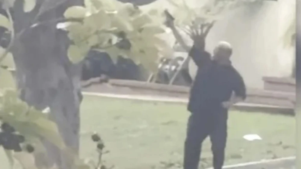 مسلح يطلق النار على مروحية شرطة في لوس أنجيلوس.. فيديو