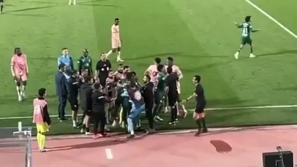 اشتباكات وبطاقات صفراء تشعل نهاية مباراة الاتفاق والخلود .. فيديو