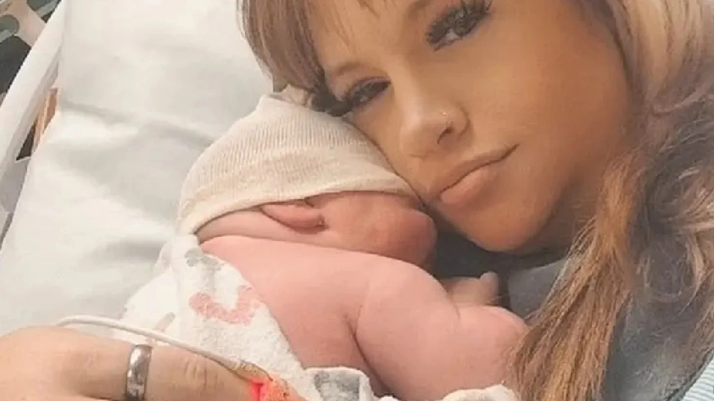 شابة تنجب طفلا بوزن 6 كيلوجرامات