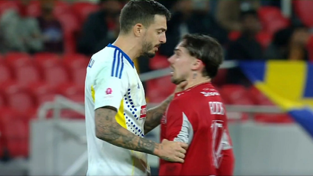 لحظة طرد لاعب الغرافة لقيامه بخنق لاعب العربي .. فيديو
