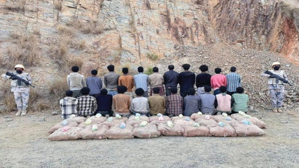القبض على 27 شخصًا لتهريبهم مواد مخدرة
