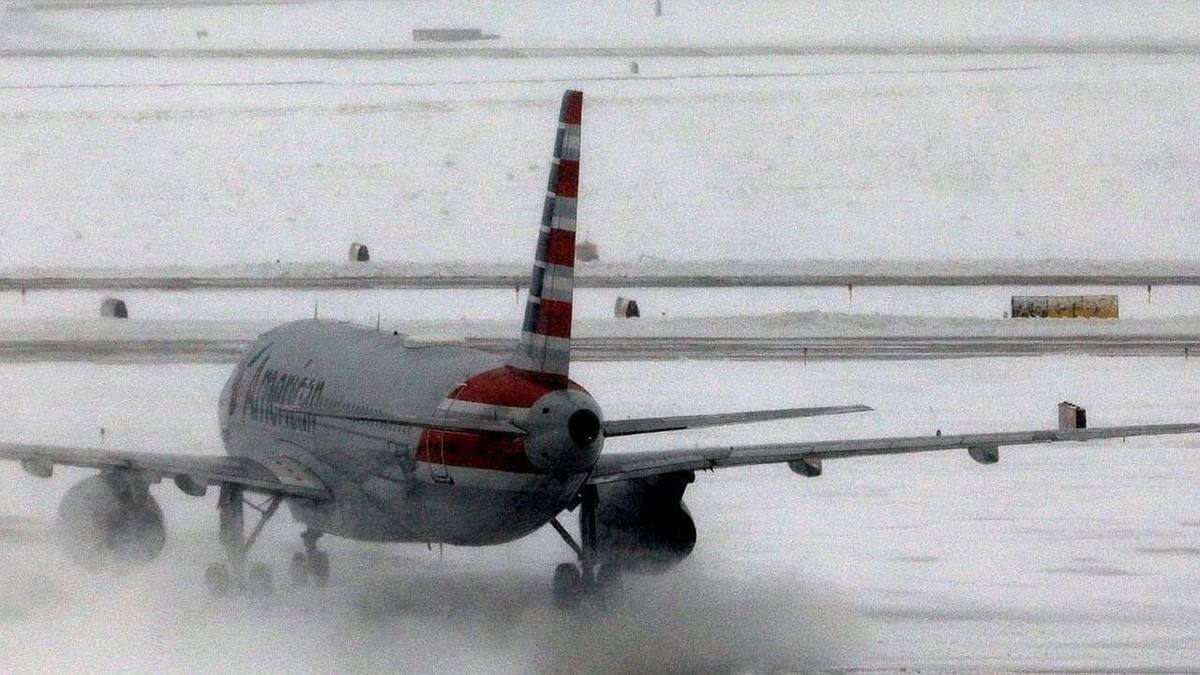 أمريكا تلغي أكثر من 8000 رحلة جوية بسبب عاصفة ثلجية .. صور