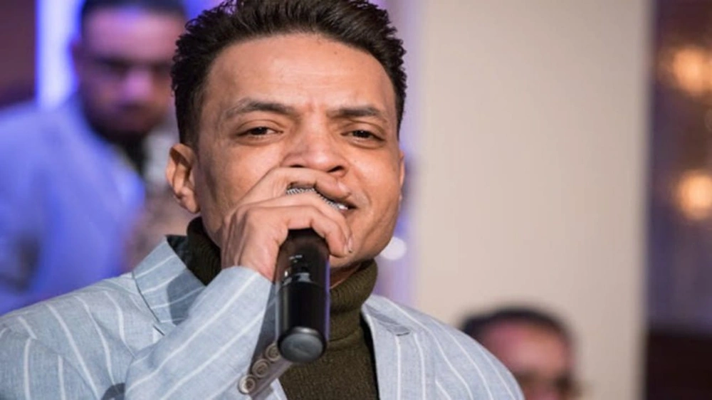 طارق الشيخ يتعرض لموقف مرعب على الطائرة.. صورة