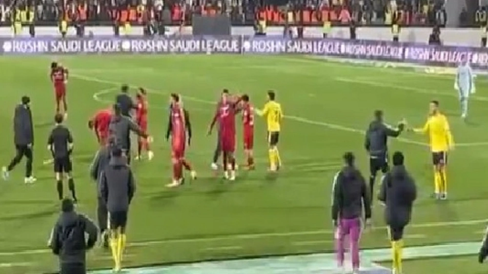 جيسوس يركض لفض اشتباك بين لاعبي ضمك والنصر.. فيديو