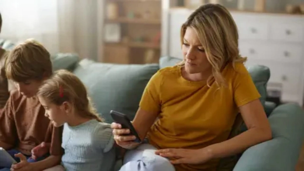 خبراء يحذرون: مجموعات الأمهات على واتساب قد تزيد الضغط النفسي