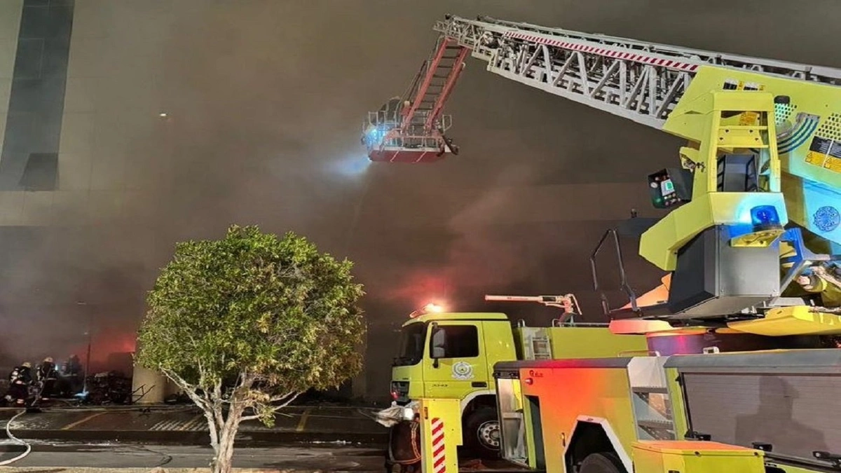 إخماد حريق في 3 محال تجارية بينبع