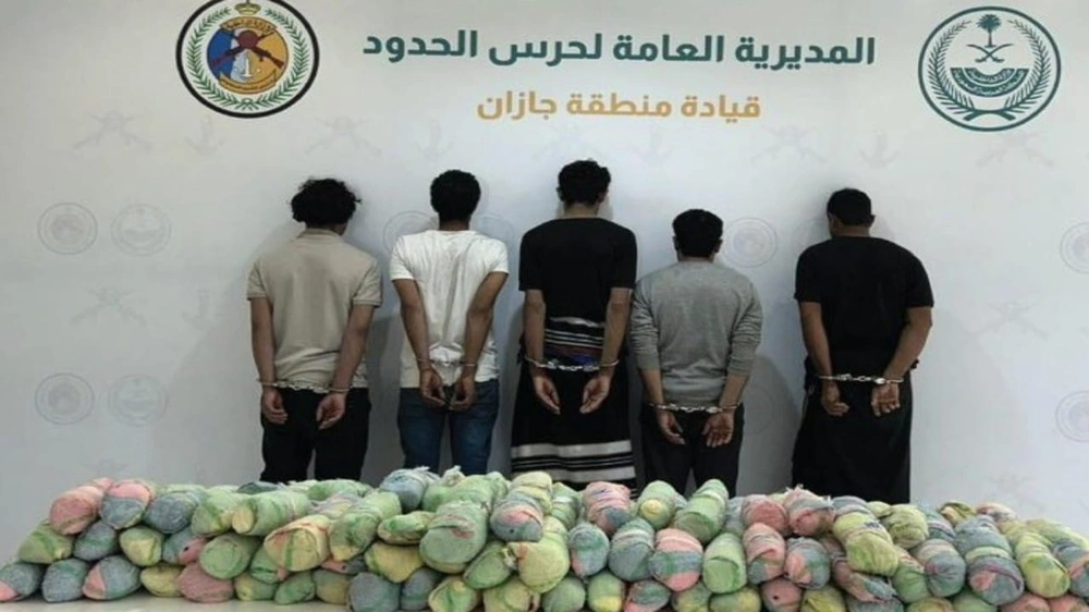 القبض على 12 شخصًا لتهريبهم مواد مخدرة