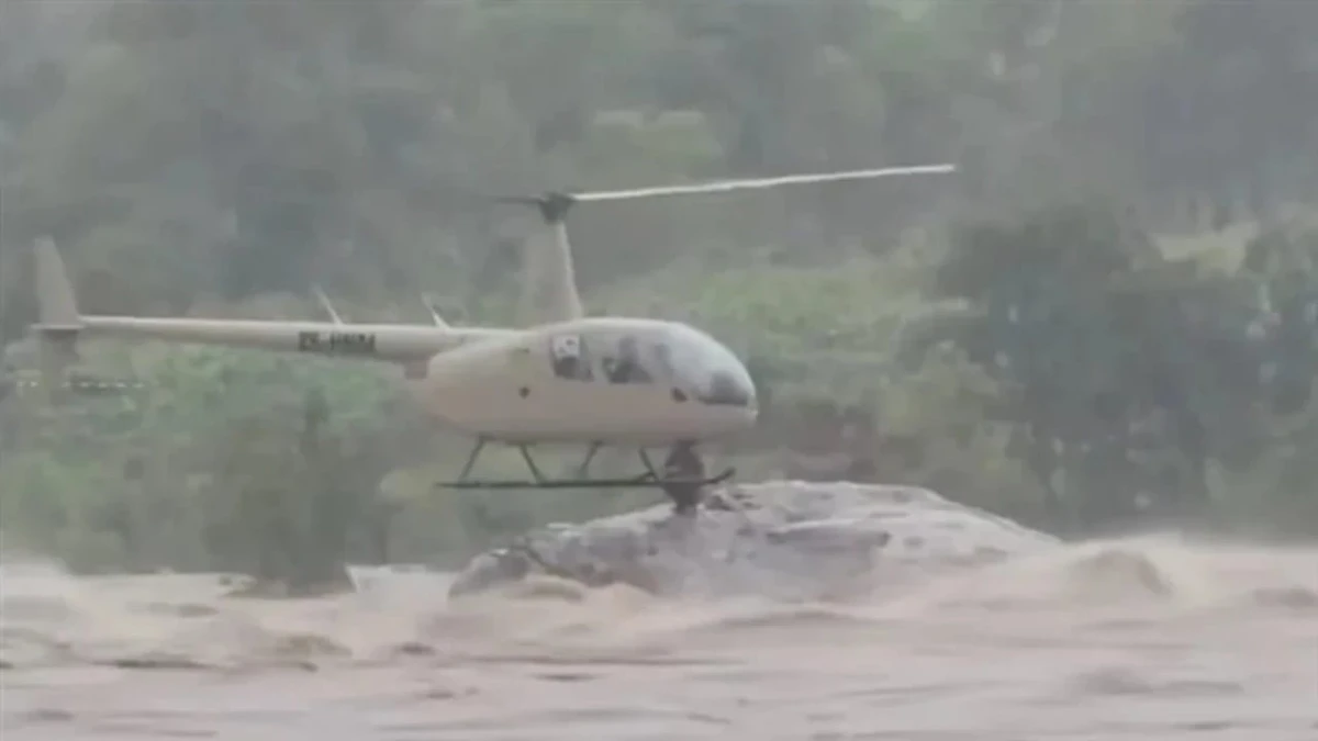 إنقاذ زوجين علقا 72 ساعة وسط الفيضانات.. صور