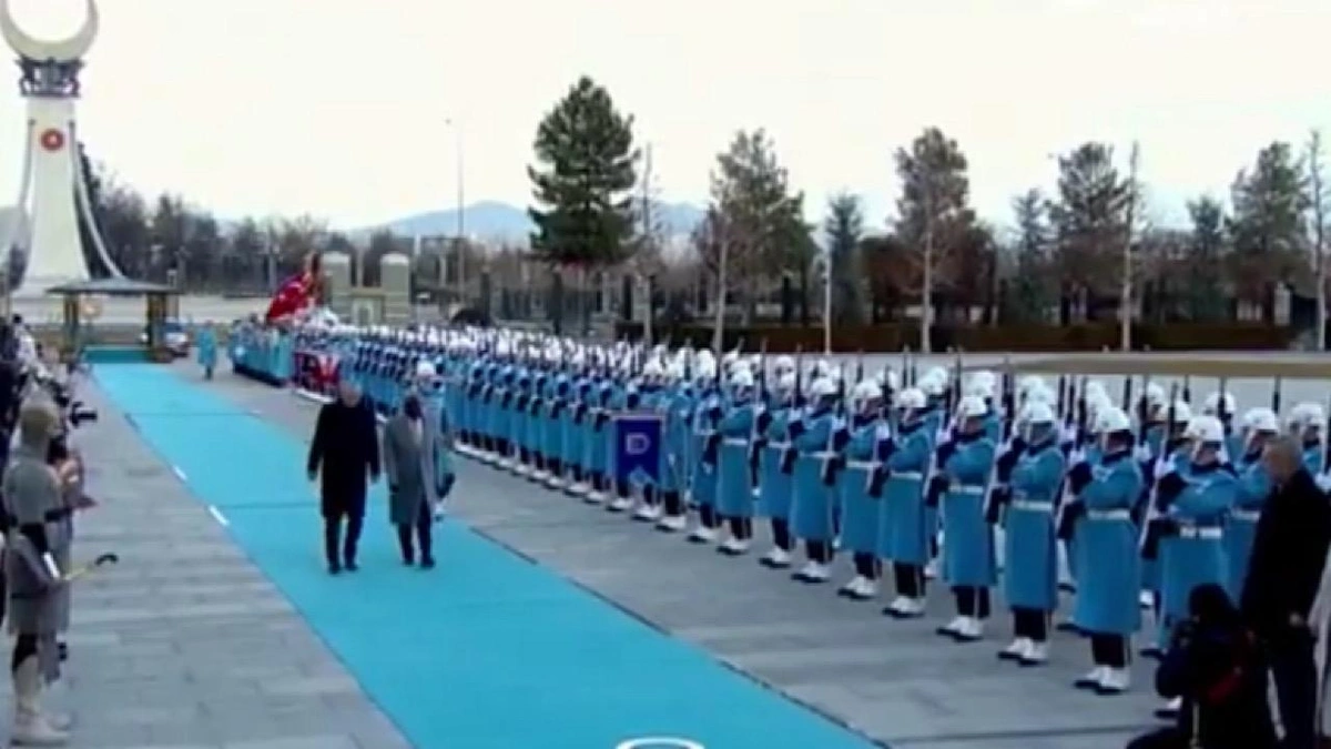 الرئيس النيجيري يتعثر أثناء مراسم استقبال رسمية في أنقرة  .. فيديو