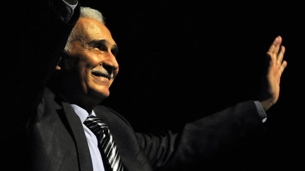 نجل عبدالرحمن أبو زهرة يستنكر الإجراءات الضريبية ضد والده ويصفها بالمهينة