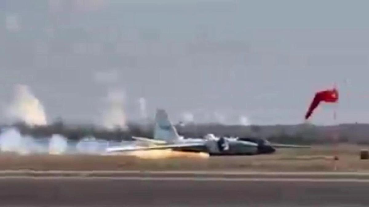 هبوط اضطراري مثير بدون عجلات لطائرة ناسا في مطار إلينغتون  .. فيديو