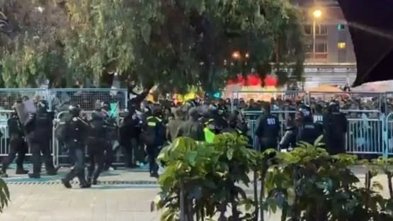 مقتل شخص وإصابة خمسة في اشتباكات بين مشجعين في كولومبيا .. صور