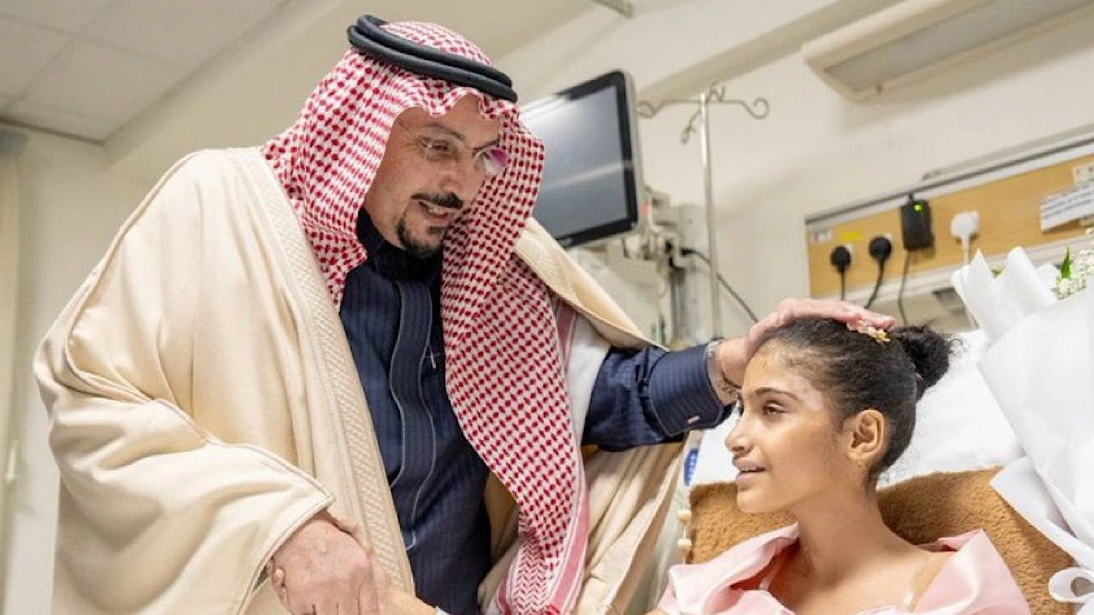 أمير القصيم يزور الطفلة السودانية العنود الطريفي داخل المستشفى..فيديو وصور