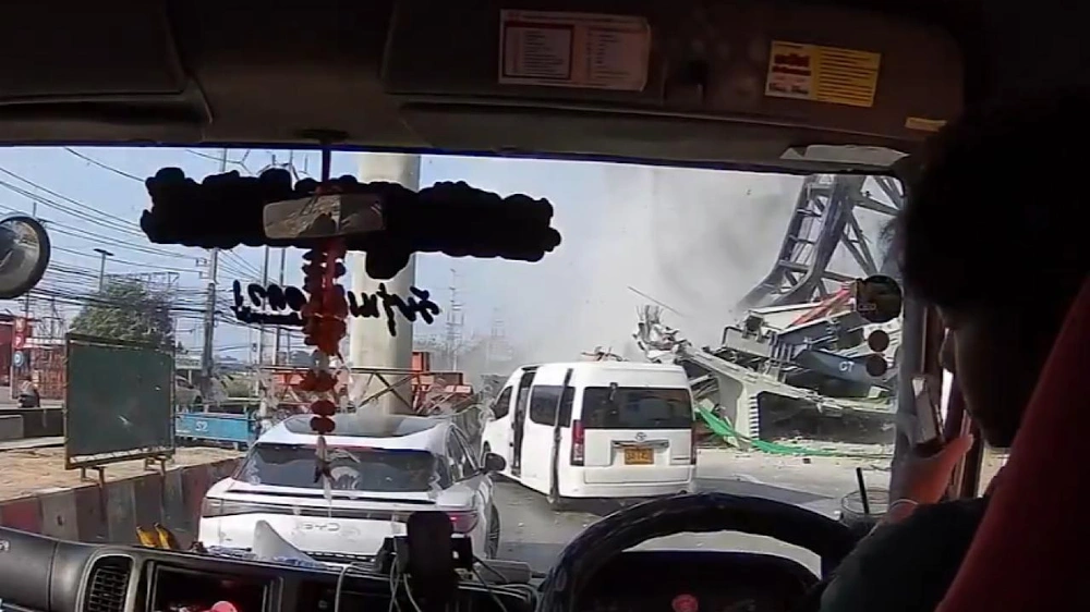 مصرع شخصين بسقوط رافعة في موقع بناء بطريقة مأساوية.. فيديو