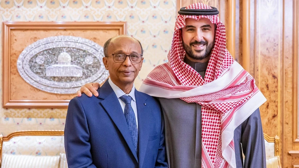 وزير الدفاع يشكر مدير ميناء المكلا على دوره البطولي في حفظ الأرواح