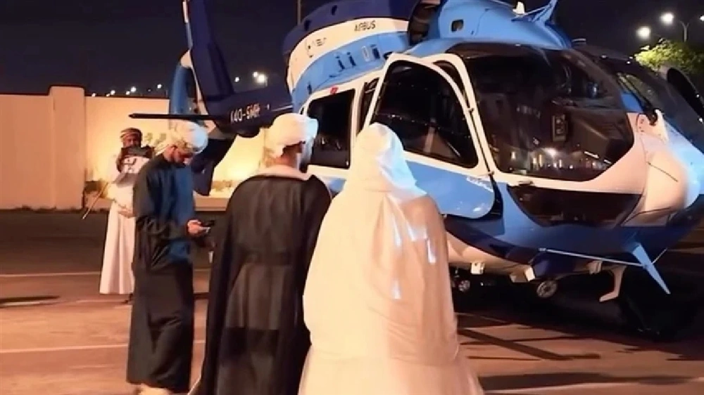 عريس عماني يفاجئ الجميع بزفاف على متن هليكوبتر.. فيديو