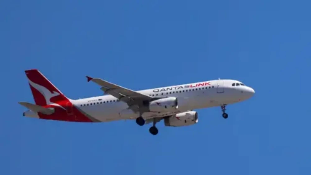 طائرة أسترالية تعود إلى المطار مرتين في يوم واحد بسبب طائر وعطل فني